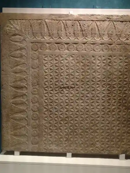 Geometrically derived solar discs pattern from Assyrian decoration